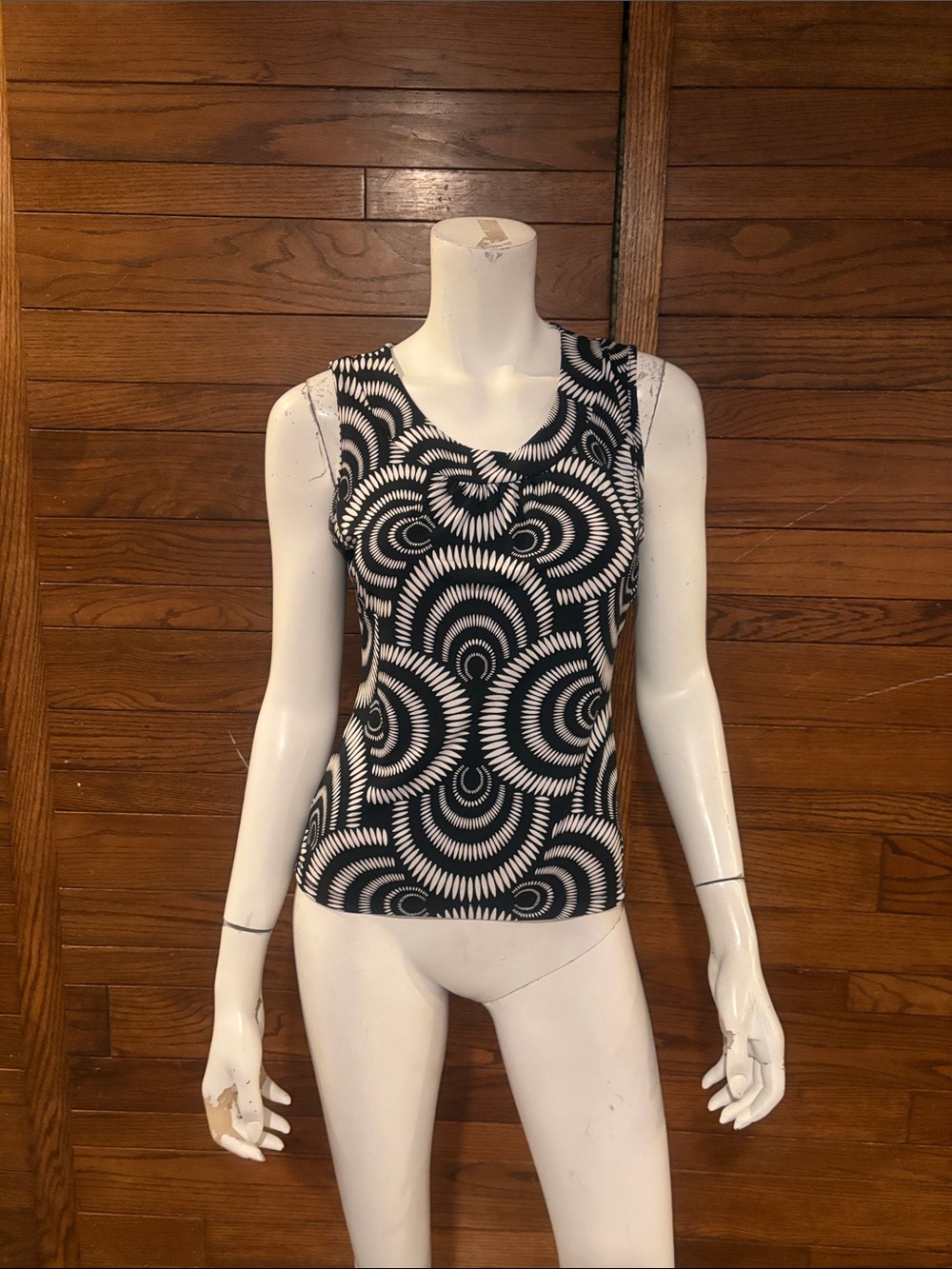New York & Company Black and White Graphic Circle-Print Tank
